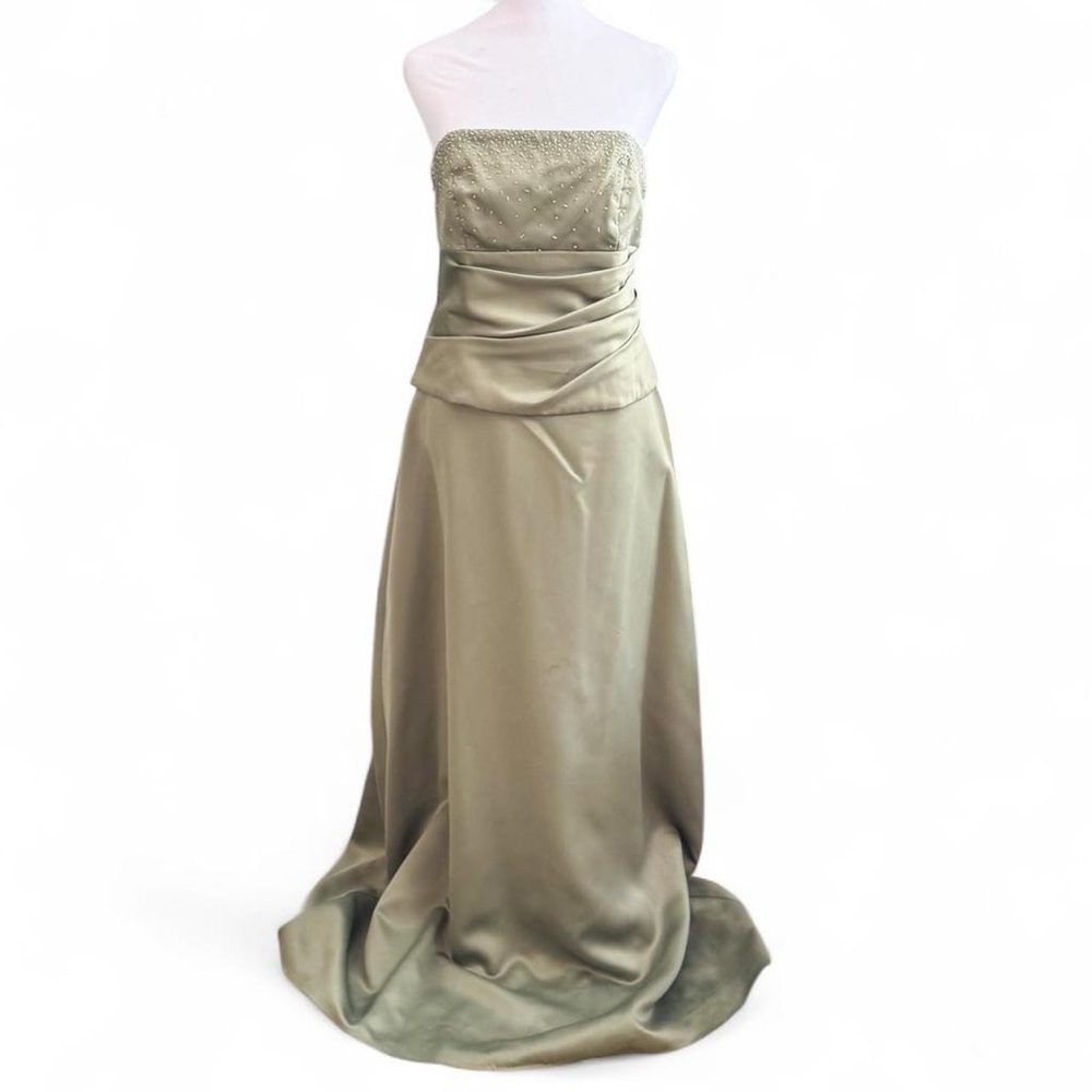 Elegant Strapless Evening Gown